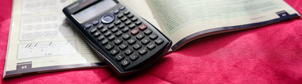 En matematikbok  och en miniräknare.