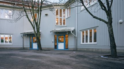 Entré till hagaskolan med träd i bakgrunden.