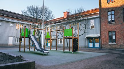 Hagaskolans entré med en lekplats framför ingången.