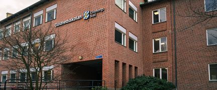 Guldhedsskolans huvudbyggnad med skolans skylt i fokus.