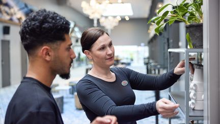 Två elever väljer porslin till serveringen.