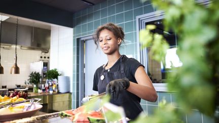 Elev som förbereder mat, 