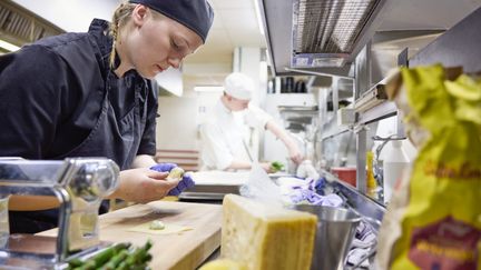 Elever som förbereder mat i köket.