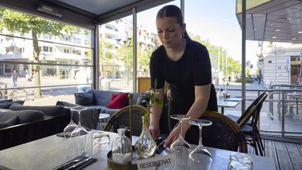 Elev som serverar i en restaurang. 