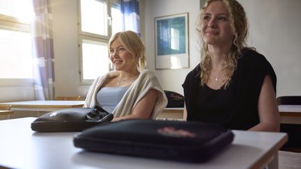 Två elever som sitter i ett klassrum. 