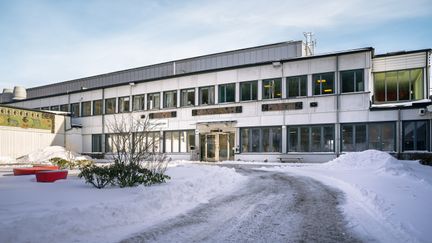 Bergsjöskolans entré med några bänkar i bakgrunden.