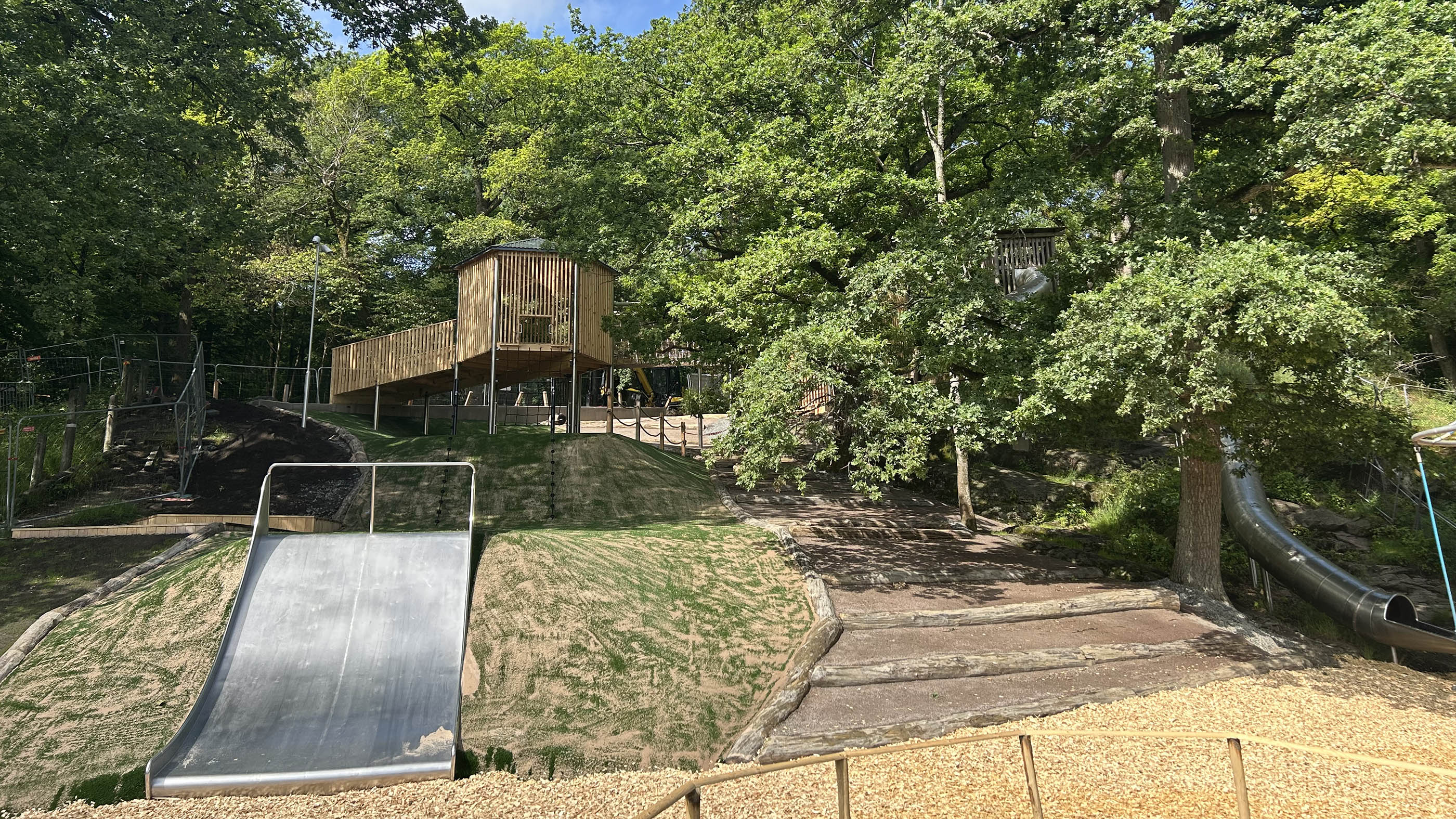 Utkikstornet är en av de större nyheterna som nu byggts i skogsslänten – ett önskemål som föddes direkt ur barnens upptäckande av platsen. Foto: Stadsmiljöförvaltningen