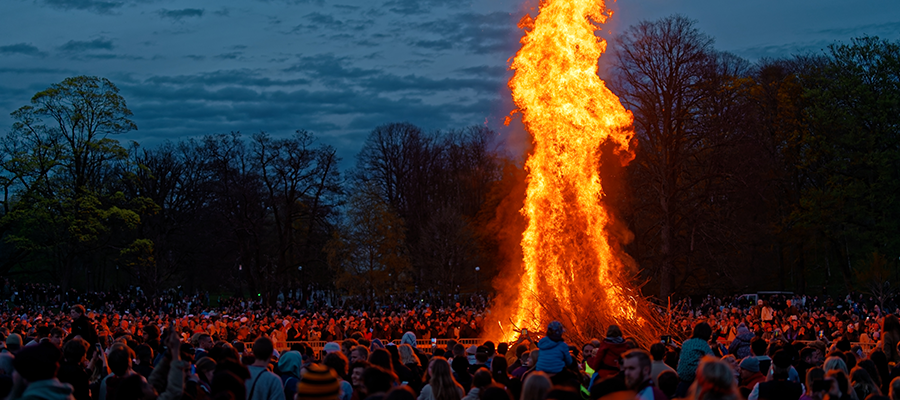 Vårbrasa i Slottsskogen i Göteborg. Folkmassa runt brasan.