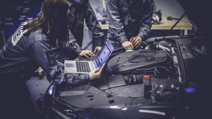 Elever som felsöker en motor. 