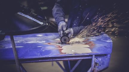 Elev som skär i plåt. 