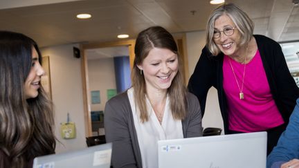 Tre glada medarbetare på utbildningsförvaltningen. 