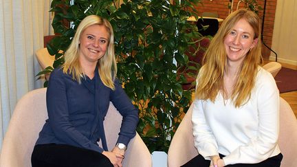 Studie- och yrkesvägledarna Emma och Jessica i varsin fåtölj. 