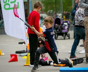 En pojke med innbandyklubba på ett pepp-up event