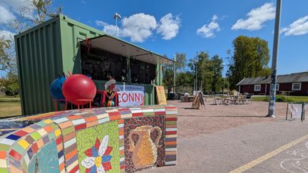 Bild på Connys container i Bergkristallparken där barn och unga kan låna utrustning för olika aktiviteter