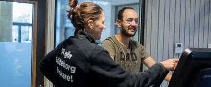 Instruktör och deltagare i gym