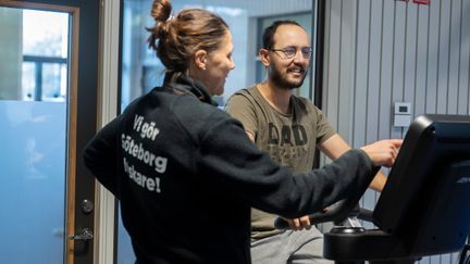 Personal visar en besökare motionscykel