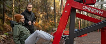 Två personer tränar på Vättlefjälls utegym