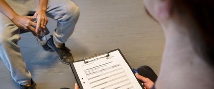 Instruktör och deltagare i gym