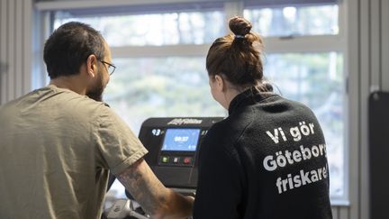 Personer som gör benstyrkeövningar utomhus 