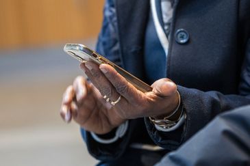 Person som håller en smartphone i handen