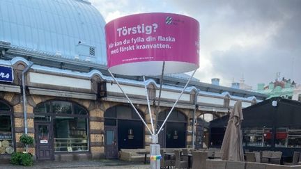 Dricksvattenstation som kan användas under evenemang där besökare kan fylla sin medhavda flaska med dricksvatten. Dricksvattenstationen har två kranar och en rosa skylt med rubriken 