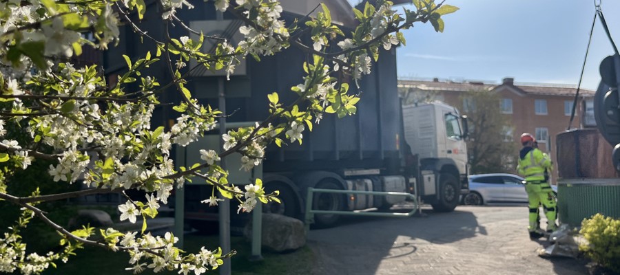 T&ouml;mning av en markbeh&aring;llare. I bilden syns en person i gula arbetskl&auml;der och r&ouml;d hj&auml;lm. 