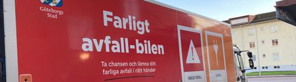 Den röda och orangea farligt avfallbilen står vid Bjurslätts torg och samlar in farligt avfall.