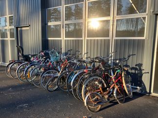  Övergivna cyklar till försäljning under hösten 2024. Foto: Elina Järkil.