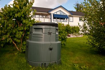 En varmkompost i trädgård till villa 