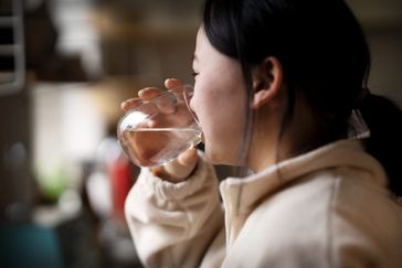 Kvinna som dricker ett glas vatten. Foto: Johan Bävman