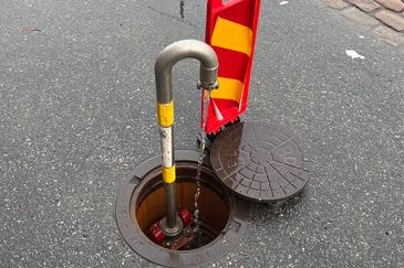 Ett ståndrör som sticker upp ur gatan.