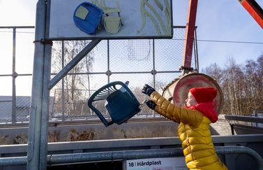  Människor som slänger olika sorters avfall på Alelyckans ÅVC. Det är en vinterdag med blå himmel och lite snö på marken.