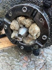 En LTA-pump där tamponger och bindor har orsakat stopp i avloppet.