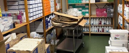 Ett förråd med rullvagn där det ligger tomma kartonger.