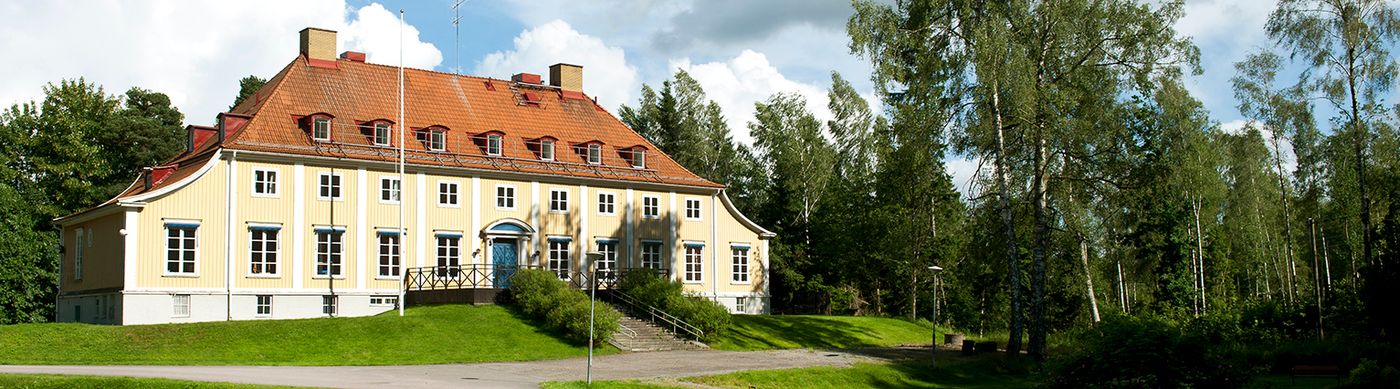 Tyringegården ligger i naturskön miljö vid en skog. Foto A Ekström