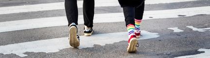 Bild på två personers fötter som går på ett övergångsställe.