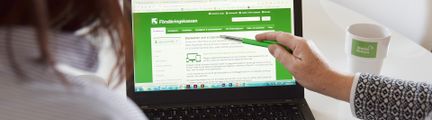 Två personer tittar på en dator med försäkringskassans hemsida. Foto: Bräcke diakoni