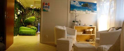 Mjuka fåtöljer  och längre bak sår dörren öppen till ett grönt upplevelserum.