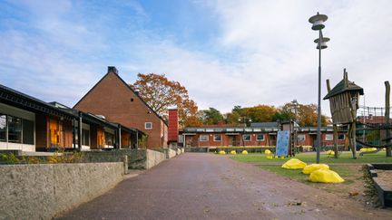 En väg som leder fram till Hovåsskolan. Skolans byggnader och en lekplats syns i bakgrunden.