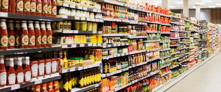 En lång hylla med matvaror.