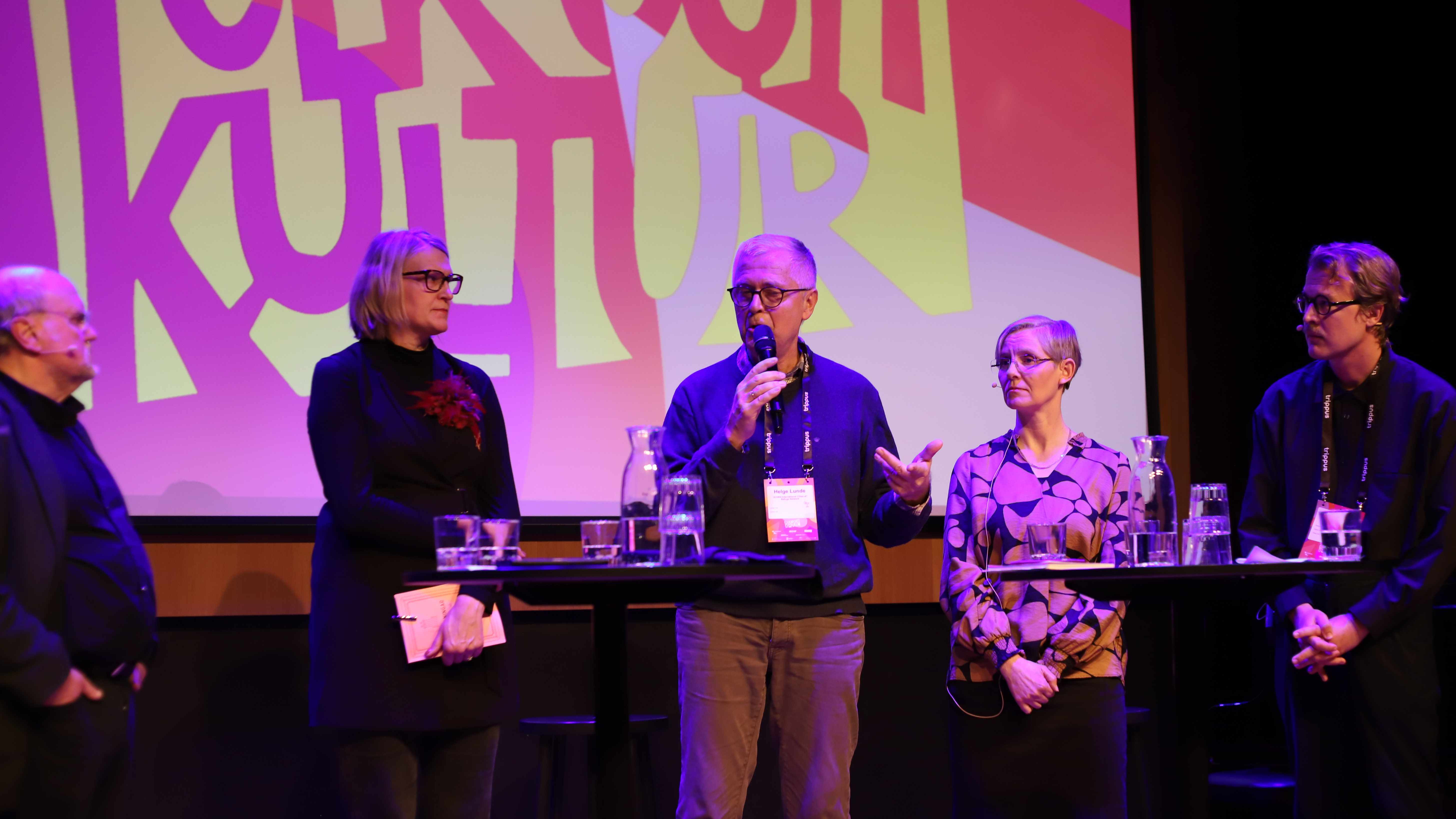 Five people in conversation at a stage at he Folk & kultur summit