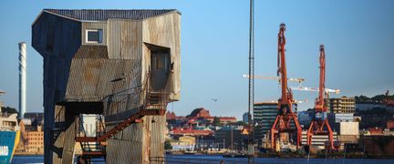 Ett foto på Göteborgs hamn med en designad bastu i jubileumsparken i förgrunden.