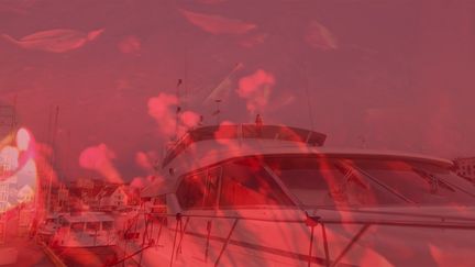 Rödtonat foto av båtar i en hamn