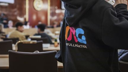  Ett foto av ungdomsledamöten i en plenisal.