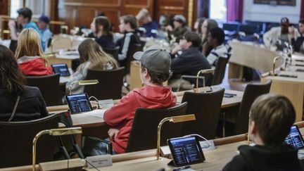 Ungdomar i en plenisal.