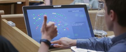 Ungdomsledamöten i en plenisal