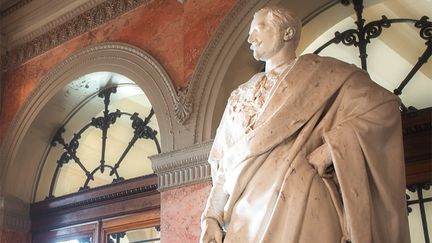 Statyn av kung Oscar I vid den västra kortsidan av Börshallen.