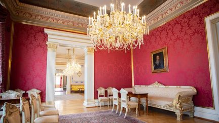 Röda salongen med sin exklusiva sidendamast på väggarna, 2021.