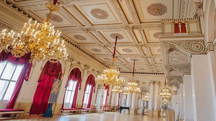 Stora Börssalen med sitt stjärnmönstrade parkettgolv, kakelugnar och skulpturer, 2021.