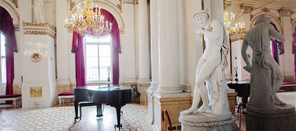 Hos oss finns bland annat tillgång till flygel, piano och en mindre scen.